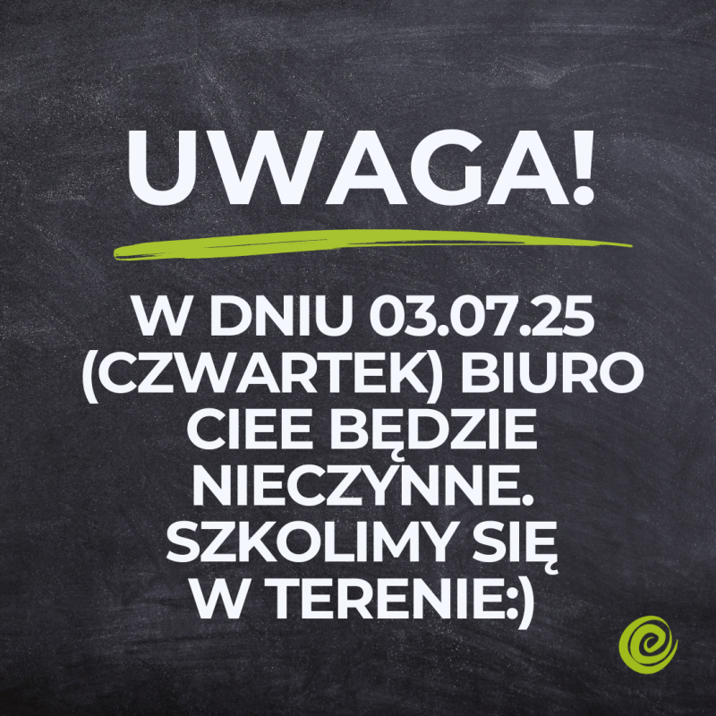 Informacja o zamkniętym biurze w dniu 3 lipca, biały napis na ciemnym tle, w dolnym lewym narożniku zielony ślimak