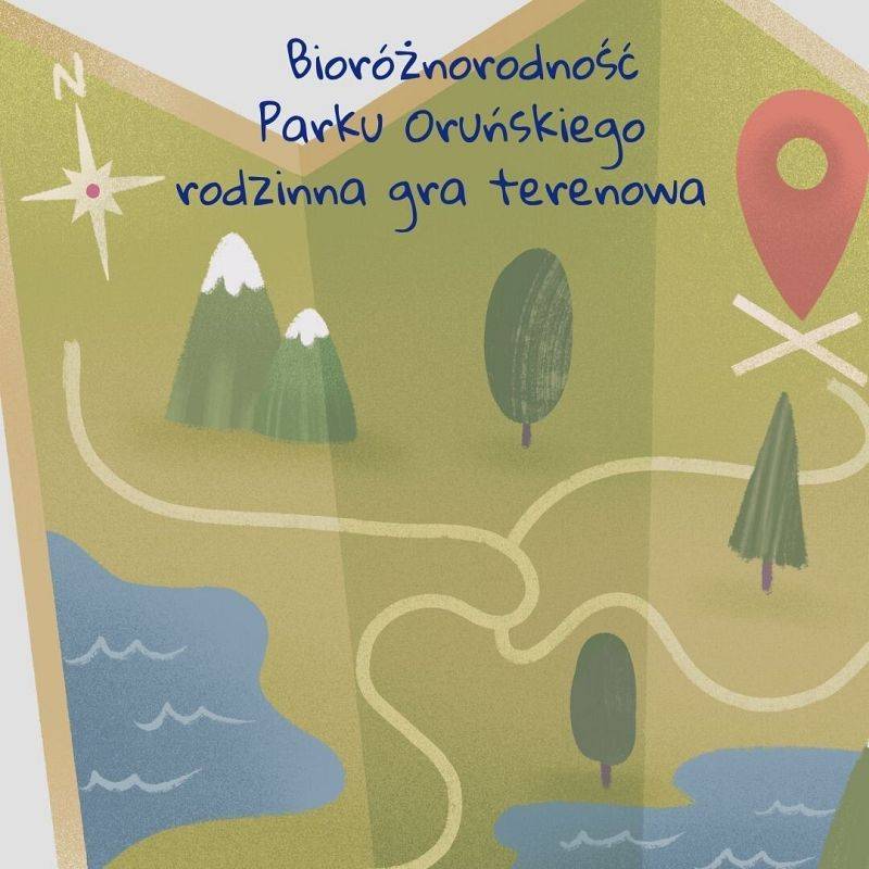 Tytuł gry na tle rysunku mapy z drzewami, jeziorem i ścieżkami. Dominuje zielony kolor.