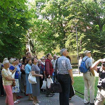 „Urozmaicony świat roślin Parku Oliwskiego” - terenowe spotkanie czwartkowe grafika