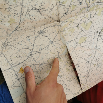 Grafika "Z mapą przez życie - nich Droga będzie Celem". Leśna wyprawa z kartografem