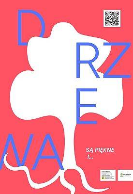 duże, białe drzewo z widocznymi korzeniami. Wokół drzewa umieszczone są litery tworzące napis drzewa