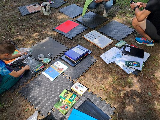 uczestnicy korzystaja z atlasów i przewodników, fot. MWS