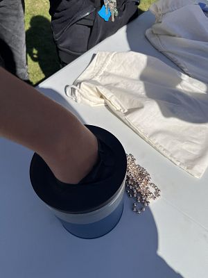 zbliżenie na puszkę w którą ktoś wsadził rękę.