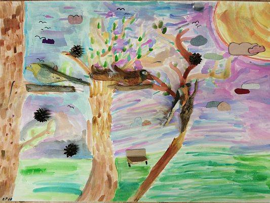 Wyróżnienie Grupa 3-osobowa z klasy III z Chrześcijańskiej Szkoły Montessori w Gdańsku 3 ptaki wyrzeźbione w drewnie, przyklejone do sylwetki drzewa, słońce, fioletowe tło.