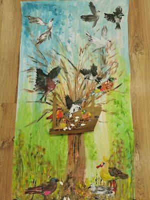 I miejsce Grupa 0 B z Zespołu Szkolno-Przedszkolnego nr 8 w Gdańsku Karmnik na drzewie, wokół dużo kolorowych ptaków. Część lata a niektóre stoją za ziemi.