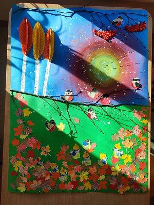 II miejsce Grupa Jaskółki z Gminnego Przedszkola im. Juliana Tuwima w Straszynie Plakat wykonany różnymi technikami, wycinanki -ptaki i drzewa, rysunek-słońce, przyklejona jarzębina