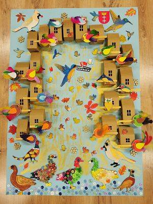 II miejsce Klasa II C ze Szkoły Podstawowej nr 1 w Gdańsku Kolorowy przestrzenny plakat, dokrelone wystajace domki, ptaki wykonane z guzików, piórek, sklejek..