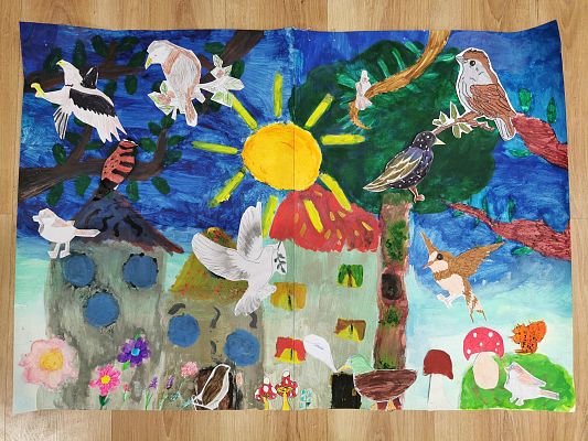 Wyróżnienie Klasa IV D ze Szkoły Podstawowej nr 47 w Gdyni Kolorowe ptaki, drzewo i 2 budynki, na środku słońce. Wiewiórka i grzyby.