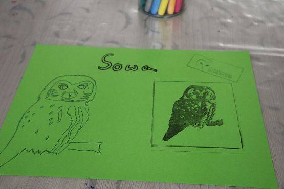 zielona kartka, na niej napis sowa i rysunek sowy oraz odbity stempel z wizerunkiem sowy